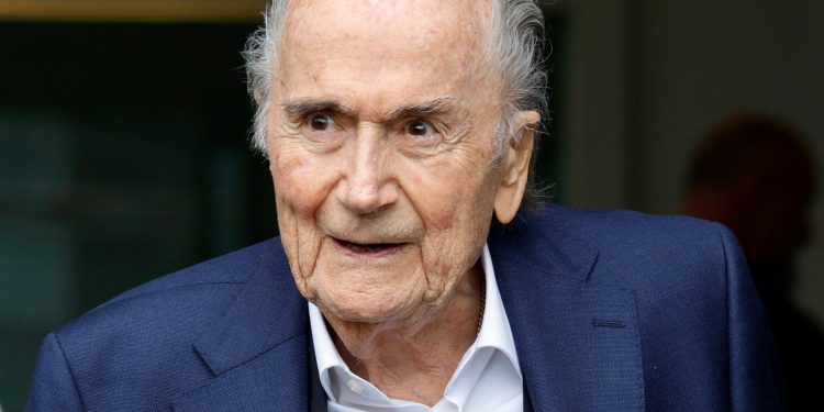 Blatter hekelt FIFA-plan om WK deels te verkopen