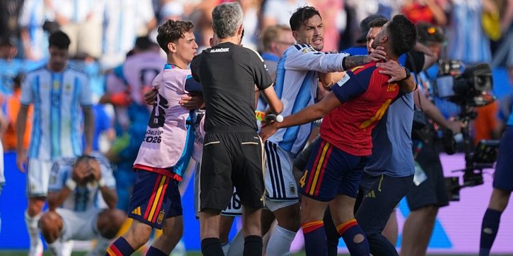 FIFA opent tuchtzaken tegen Argentinië na WK-finale