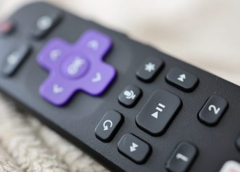Zo bedien je je gewone tv met stemcommando's via Roku