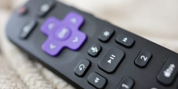 Zo bedien je je gewone tv met stemcommando's via Roku