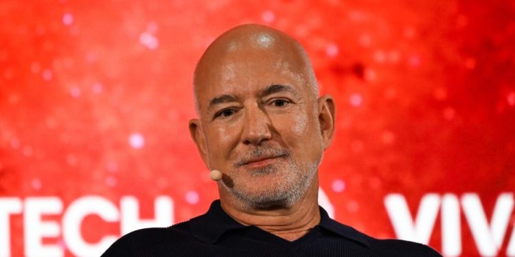 Consortium met Jeff Bezos koopt belang in Liverpool FC