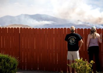 Bosbrand bij Reno dwingt tienduizenden tot vluchten