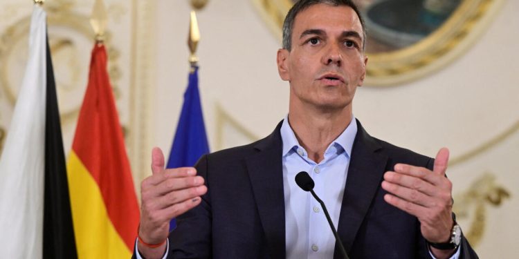 Tienduizenden migranten bestormen Ceuta, meesten keren terug