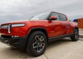 Rivian jaagt op Tesla in strijd om zelfrijdende software