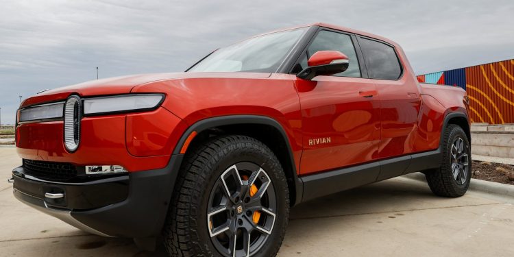 Rivian jaagt op Tesla in strijd om zelfrijdende software