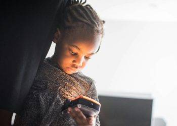Vroeg op sociale media, later lagere schoolcijfers