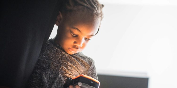 Vroeg op sociale media, later lagere schoolcijfers